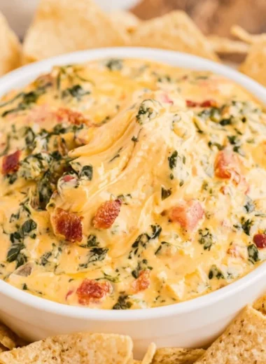 Delicious creamy spinach dip served with fresh bread and veggies